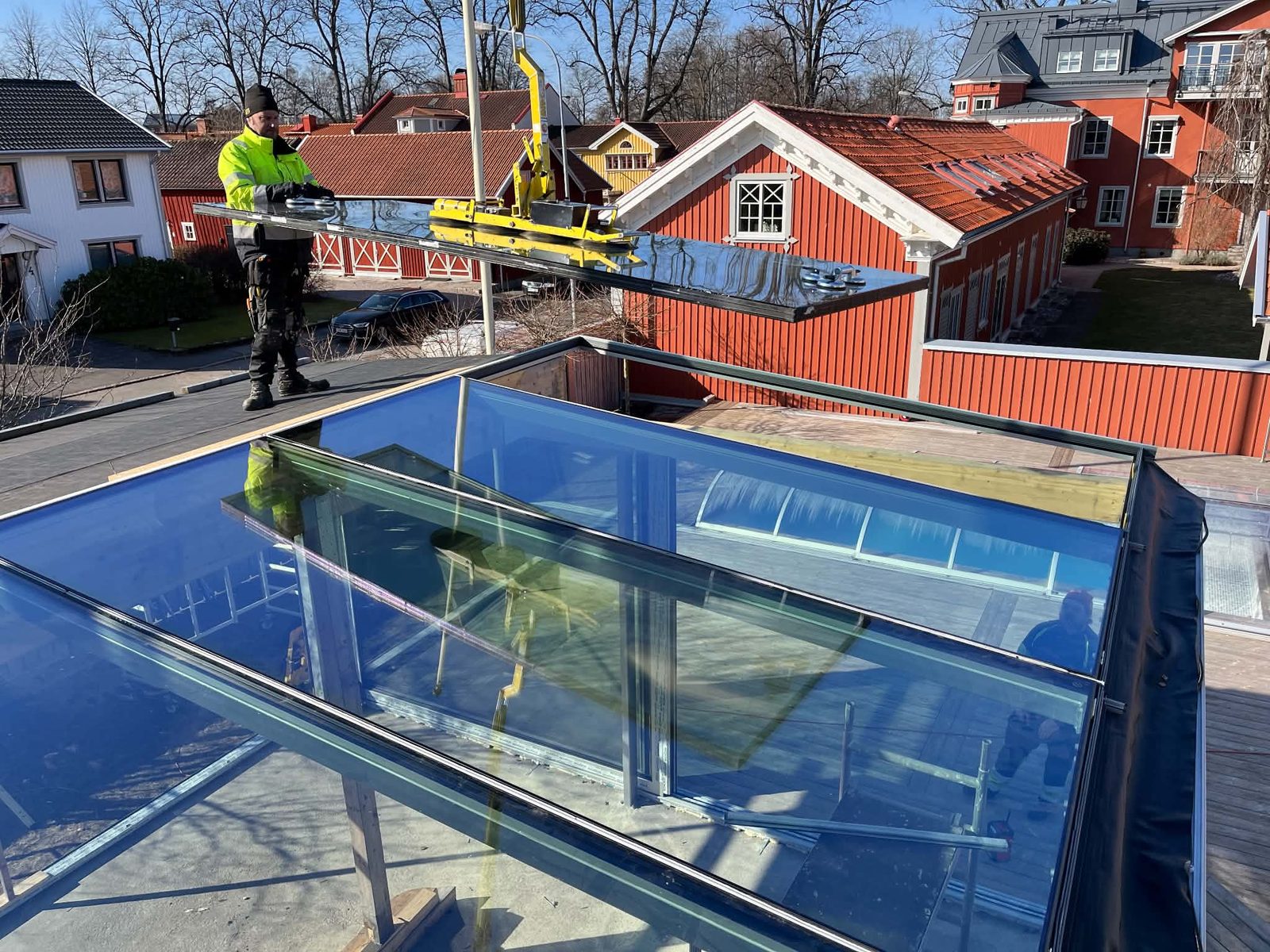 Glastaket lyfts på plats med kran i Lidköping