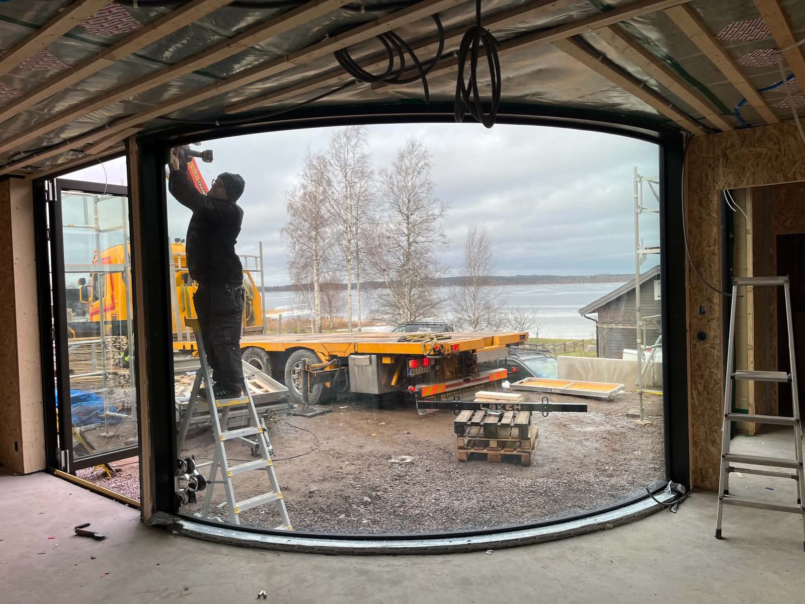 Montör sätter in ett rundat panoramaparti i en utbyggnad i Hjo