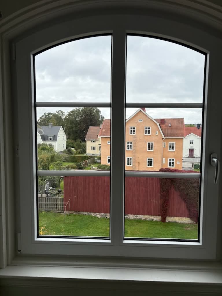 Rundbågat spröjsat fönster sett inifrån