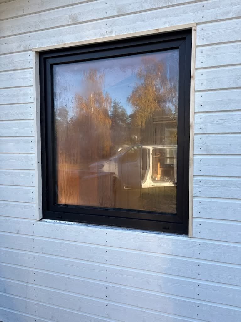 Svart fönster i ny vit liggande panel