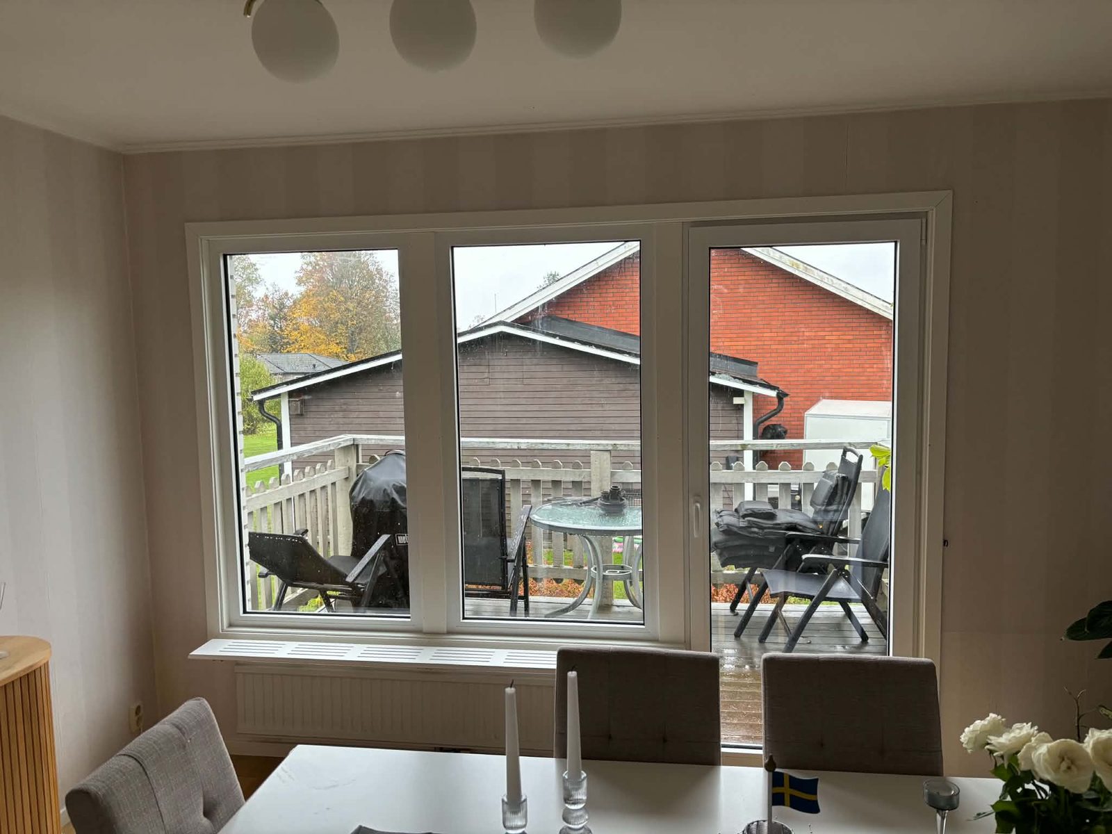 Nytt treluftsfönster i en matplats, med utsikt mot altanen