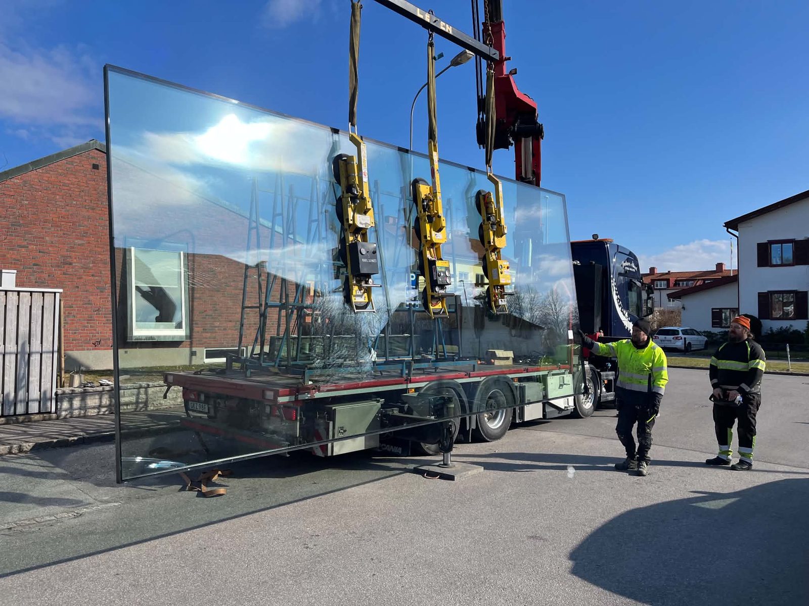 Stor glasruta lyfts med vakuumlyft i Lidköping